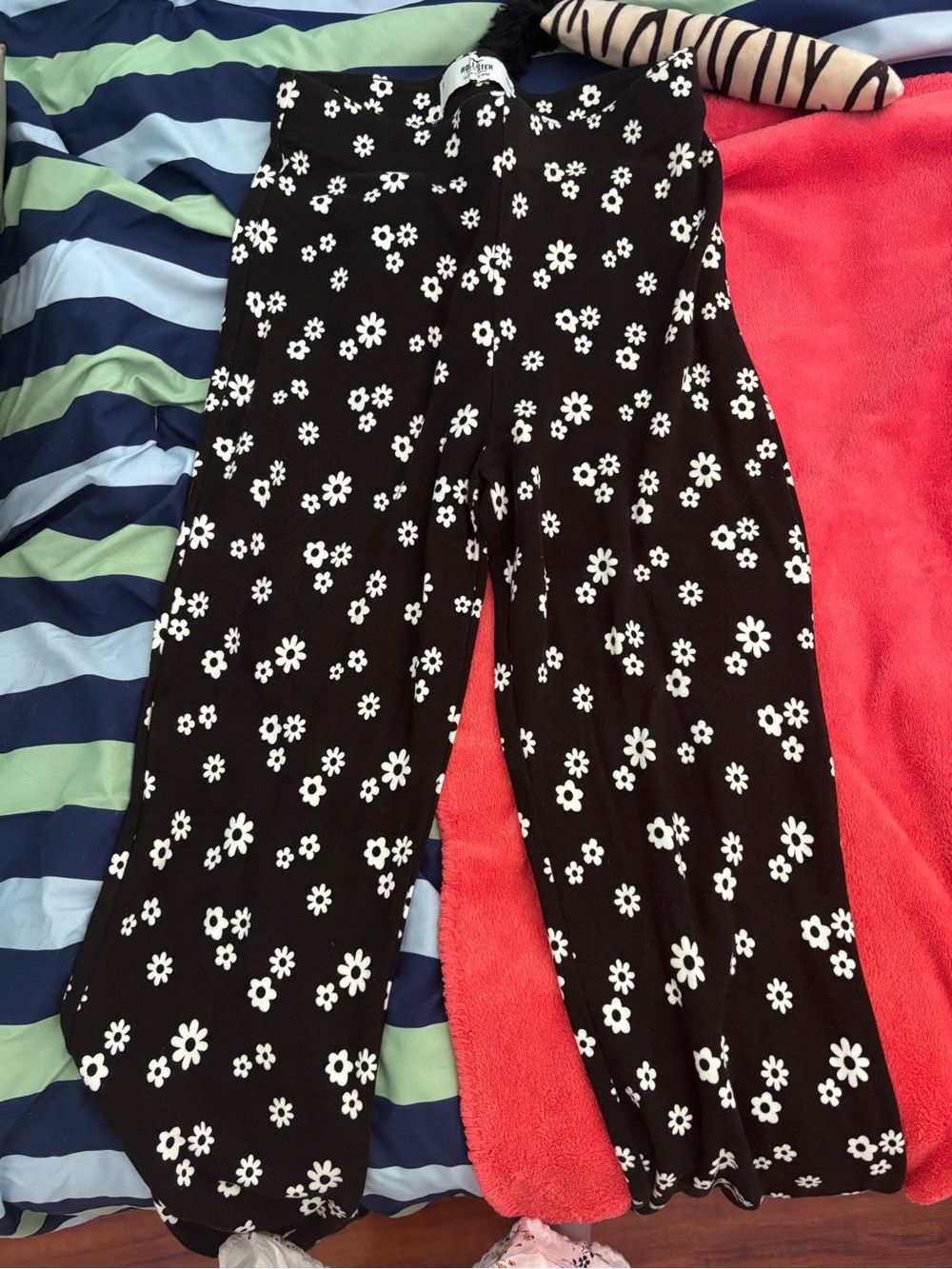 Hollister Black Wide-Leg Pants with White Daisy Print